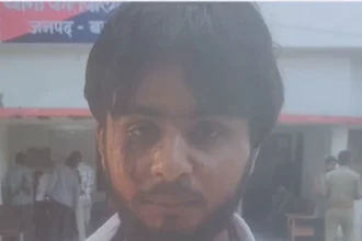 बहराइच कॉलेज में छात्र पर हमला — Degree लेने आया था, सिर फटा कर लौटा; पुलिस ने FIR से किया इनकार उत्तर प्रदेश के बहराइच जिले से एक बेहद चौंकाने वाली और दिल दहला देने वाली घटना सामने आई है। Kisan PG College, Bahraich में degree लेने आए एक छात्र पर अज्ञात लोगों ने sharp weapon से बर्बर हमला कर दिया। छात्र का सिर बुरी तरह फट गया और वह लहूलुहान हो गया। लेकिन इससे भी ज्यादा दर्दनाक वह बात है जो इसके बाद हुई — जब छात्र न्याय मांगने पुलिस के पास पहुंचा तो पुलिस ने FIR दर्ज करने से साफ इनकार कर दिया। क्या है पूरा मामला? बताया जा रहा है कि पीड़ित छात्र UGC यानी University Grants Commission की कुछ नीतियों का विरोध कर रहा था। वह अपनी degree लेने के लिए Kisan PG College गया था — एक साधारण काम, जो किसी के लिए भी रोज की बात होती है। लेकिन college campus के अंदर ही अज्ञात लोगों ने उस पर sharp weapon से हमला कर दिया। हमला इतना भीषण था कि छात्र का सिर फट गया और उसे तुरंत medical attention की जरूरत पड़ी। पुलिस का रवैया — न्याय की उम्मीद पर पानी हमले के बाद छात्र और उसके परिजन न्याय की उम्मीद लेकर पुलिस के पास पहुंचे। लेकिन जो हुआ वह किसी को भी अंदर से हिला देने वाला है। पुलिस ने FIR दर्ज करने से इनकार कर दिया। एक घायल छात्र जो college campus के अंदर हमले का शिकार हुआ, उसे पुलिस ने न्याय देने से मना कर दिया। यह घटना न सिर्फ एक छात्र के साथ हुए अन्याय की कहानी है बल्कि यह उस पूरे सिस्टम पर सवाल उठाती है जिसका काम आम लोगों को protect करना है। UGC का विरोध — क्या यही बनी वजह? सूत्रों के अनुसार पीड़ित छात्र UGC की कुछ policies के खिलाफ आवाज उठा रहा था। University Grants Commission की कुछ नीतियों को लेकर देशभर में students के बीच असंतोष रहा है। लेकिन किसी की बात से असहमति का जवाब sharp weapon से देना और फिर पुलिस का FIR दर्ज न करना — यह दोनों बातें मिलकर एक गंभीर सवाल खड़ा करती हैं कि क्या इस देश में आवाज उठाना अब खतरनाक हो गया है? Campus Security पर उठे सवाल यह घटना Kisan PG College के campus के अंदर हुई। यह वही college है जो NAAC Grade A accredited है और जहां 10,000 से ज्यादा students पढ़ते हैं। ऐसे में campus के अंदर किसी छात्र पर इस तरह का हमला होना और college administration का इस पर कोई ठोस कदम न उठाना — यह सब मिलकर campus security पर गंभीर सवाल खड़े करता है। छात्र संगठनों में आक्रोश इस घटना की जानकारी सामने आते ही छात्र संगठनों में आक्रोश फैल गया। छात्रों का कहना है कि UGC का विरोध करना किसी का अधिकार है और इसके लिए किसी पर हमला करना और फिर FIR दर्ज न करना पूरी तरह अस्वीकार्य है। छात्र संगठनों ने मांग की है कि दोषियों के खिलाफ तुरंत FIR दर्ज की जाए और पीड़ित को न्याय मिले। प्रशासन से मांग इस पूरे मामले में जिला प्रशासन और higher authorities से मांग है कि वह इस मामले का संज्ञान लें। पुलिस को FIR दर्ज करने का आदेश दिया जाए, दोषियों की पहचान कर उन्हें गिरफ्तार किया जाए और पीड़ित छात्र को पूरा न्याय दिलाया जाए। Campus security को भी तुरंत बेहतर किया जाए ताकि भविष्य में ऐसी घटनाएं न हों। यह घटना सिर्फ एक छात्र की नहीं बल्कि पूरे शिक्षा तंत्र और न्याय व्यवस्था की कहानी है। Degree लेने गया छात्र फटे सिर के साथ लौटा और न्याय मांगने गया तो वहां से भी खाली हाथ — यह तस्वीर बहुत कुछ कहती है।